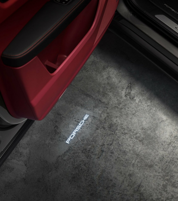 Šviesos diodų (LED) projektorius su PORSCHE logotipu