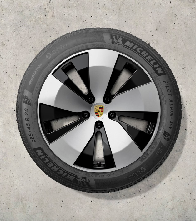 20 colių „Macan“ žieminių ratlankių ir padangų komplektas, dažytas juodai (blizgus)