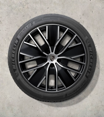 21 colio „Macan“ dizaino žieminių ratlankių ir padangų komplektas, dažytas juodai (blizgus)