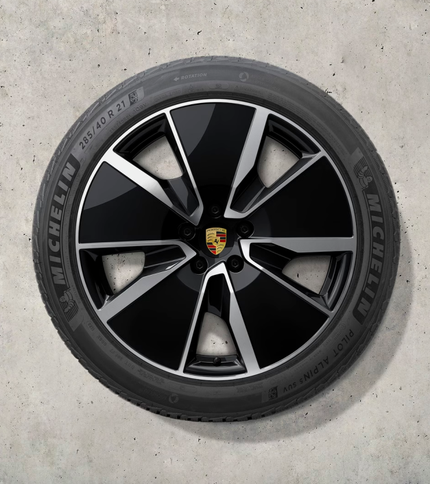 21 colio „Macan Turbo“ žieminių ratlankių ir padangų komplektas, dažytas juodai (blizgus)